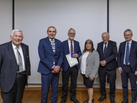 Páll Einarsson ásamt forseta Íslands, rektor Háskóla Íslands og stjórn sjóðsins. Frá vinstri: Þráinn Eggertsson, Guðni Th. Jóhannesson, Páll Einarsson, Sigrún Ása Sturludóttir, Sveinbjörn Björnsson og Jón Atli Benediktsson. MYND/Gunnar Sverrisson